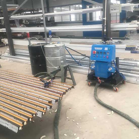 鋁型材腔體填充發泡(圖1) Q2600D鋁型材腔體填充聚氨酯發泡機