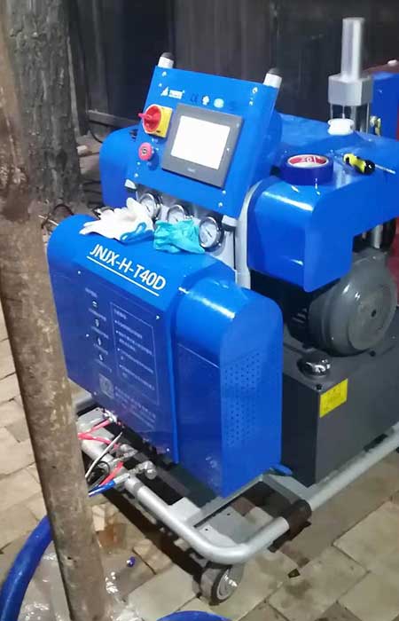 水箱澆注(圖1) T40D聚氨酯黑白料高壓噴涂發泡機